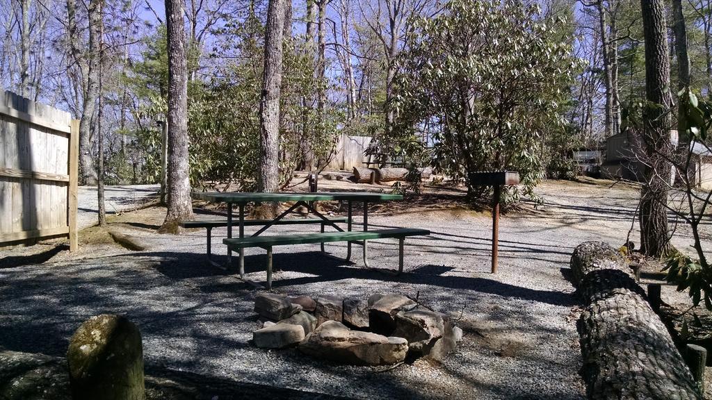 Linville Falls Campground, RV Park,&Cabins Extérieur photo