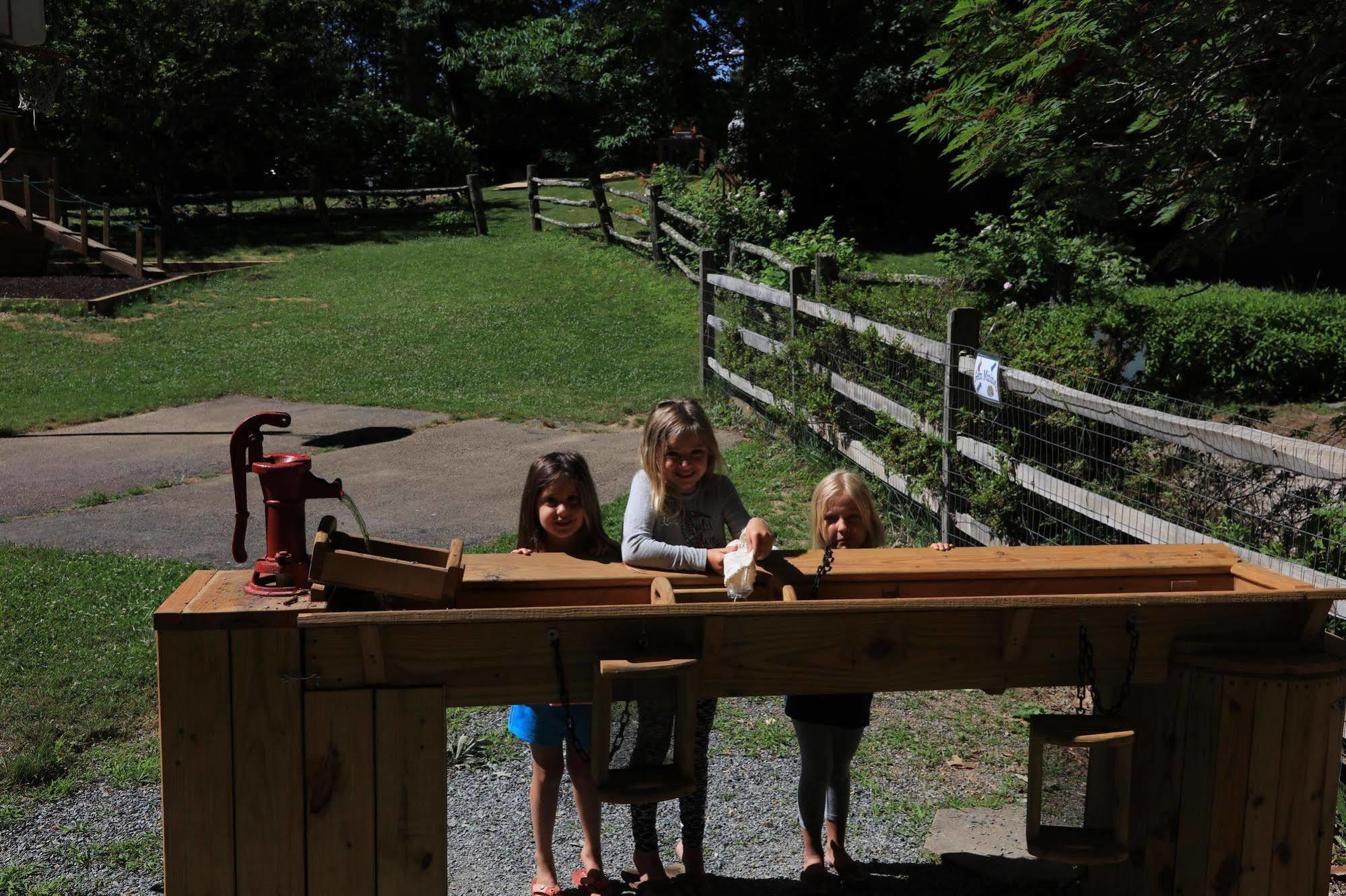 Linville Falls Campground, RV Park,&Cabins Extérieur photo